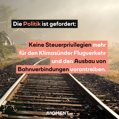 Bahngleise ziwschen Rasen ist zu sehen. Wohin sie führen sieht man wegen Nebel im Hintergrund nicht. Im Text steht: Die Politik ist gefordert: Keine Steuerprivilegien mehr für den Klimasünder Flugverkehr und den Ausbau von Bahnverbindungen vorantreiben.