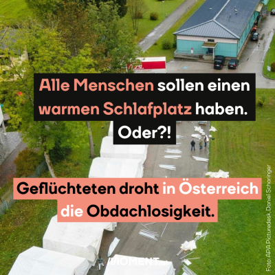 Weiße Zelte werden aufgebaut. Im Text: Alle Menschen sollen einen warmen Schlafplatz haben. Oder?! Geflüchteten droht in Österreich die Obdachlosigkeit.