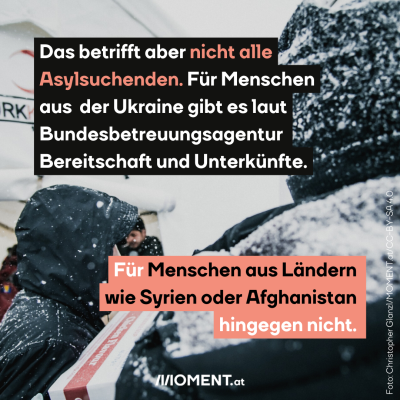 Menschen mit dunklen Jacken und Kapuzen auf dem Kopf sind zu sehen. Auf Jacken und Kapuzen liegen Schneeflocken. Im Text steht: Das betrifft aber nicht alle Asylsuchenden. Für Menschen aus der Ukraine gibt es laut Bundesbetreuungsagentur Bereitschaft und Unterkünfte. Für Menschen aus Ländern wie Syrien oder Afghanistan hingegen nicht.