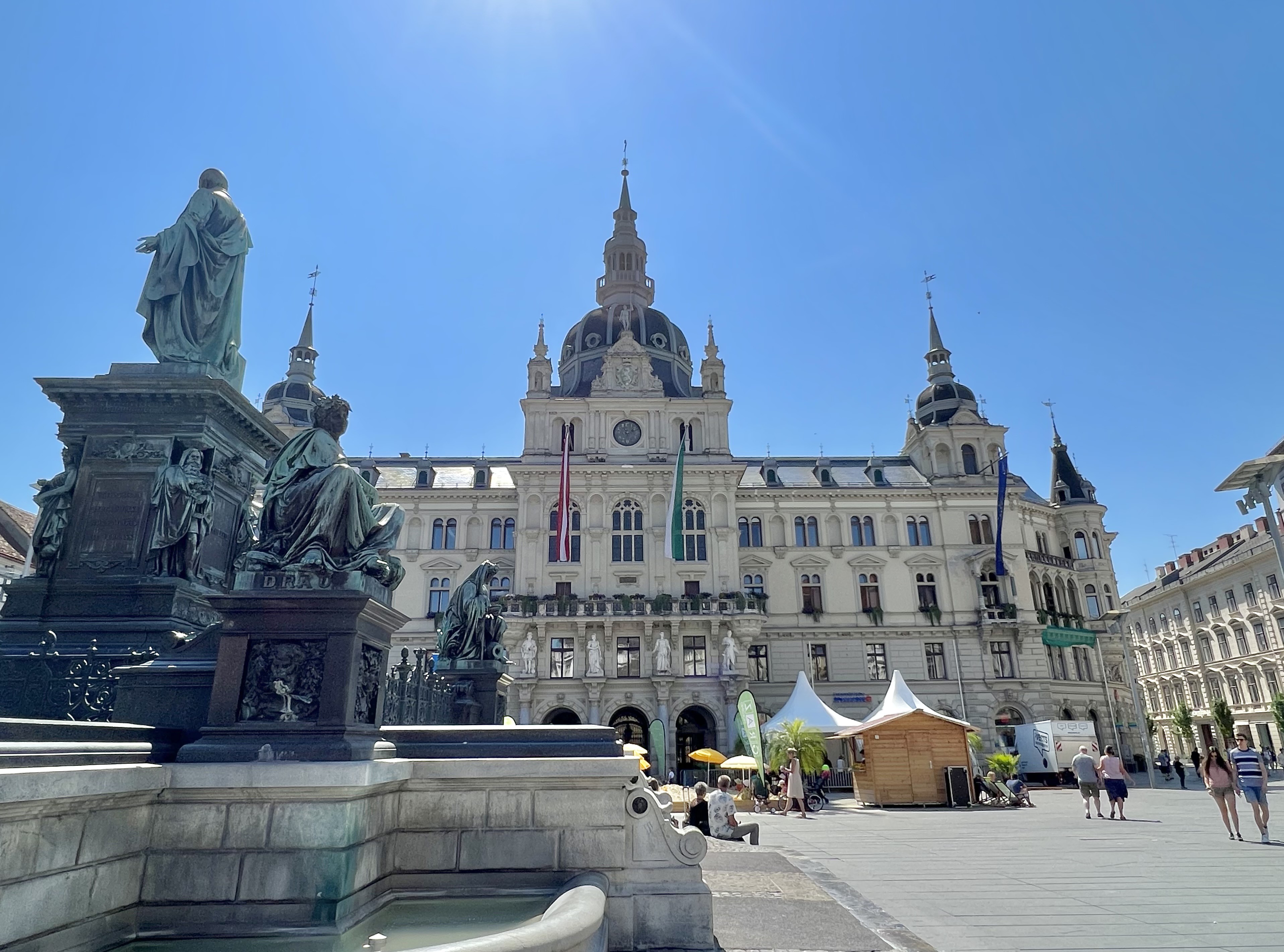 Hauptplatz in Graz mit dem Rathaus.