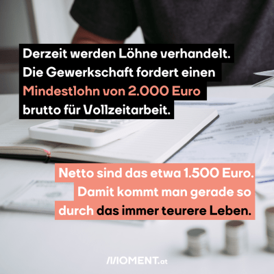 Drei Stühle stehen an einer Wand. Auf den Lehnen steht "We Want You". Im Text: Deutschland hebt den Mindestlohn gerade an. Arbeitskräfte könnten aus Österreich abwandern. Kann sich unsere Wirtschaft diese schlechten Löhne noch leisten?