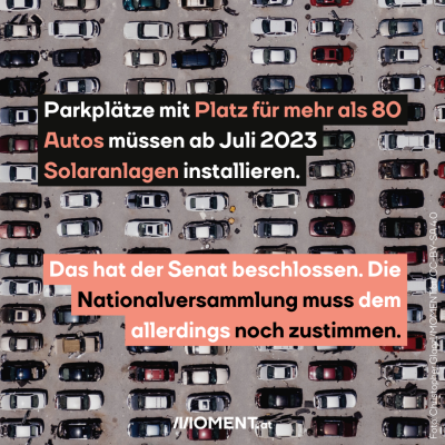 Aus der Luft ist ein Parkplatz mit unzähligen Autos zu sehen. Im Text: Parkplätze mit Platz für mehr als 80 Autos müssen ab Juli 2023 Solaranlagen installieren. Das hat der Senat beschlossen. Die Nationalversammlung muss dem allerdings noch zustimmen.