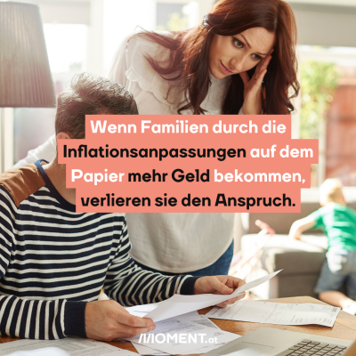 Eine Junge sitzt mit Zetteln am Tisch. Neben ihm steht eine Frau mittleren Alters, die offenbar versucht, ihm bei einer Aufgabe zu helfen. Im Text: Wenn Familien durch die Inflationsanpassungen auf dem Papier mehr Geld bekommen, verlieren sie den Anspruch.