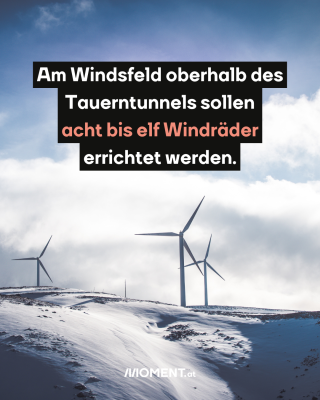 Windräder stehen auf Bergen, die mit Schnee bedeckt sind. Im Text: "Am Windsfeld oberhalb des Tauerntunnels sollen acht bis elf Windräder errichtet werden."