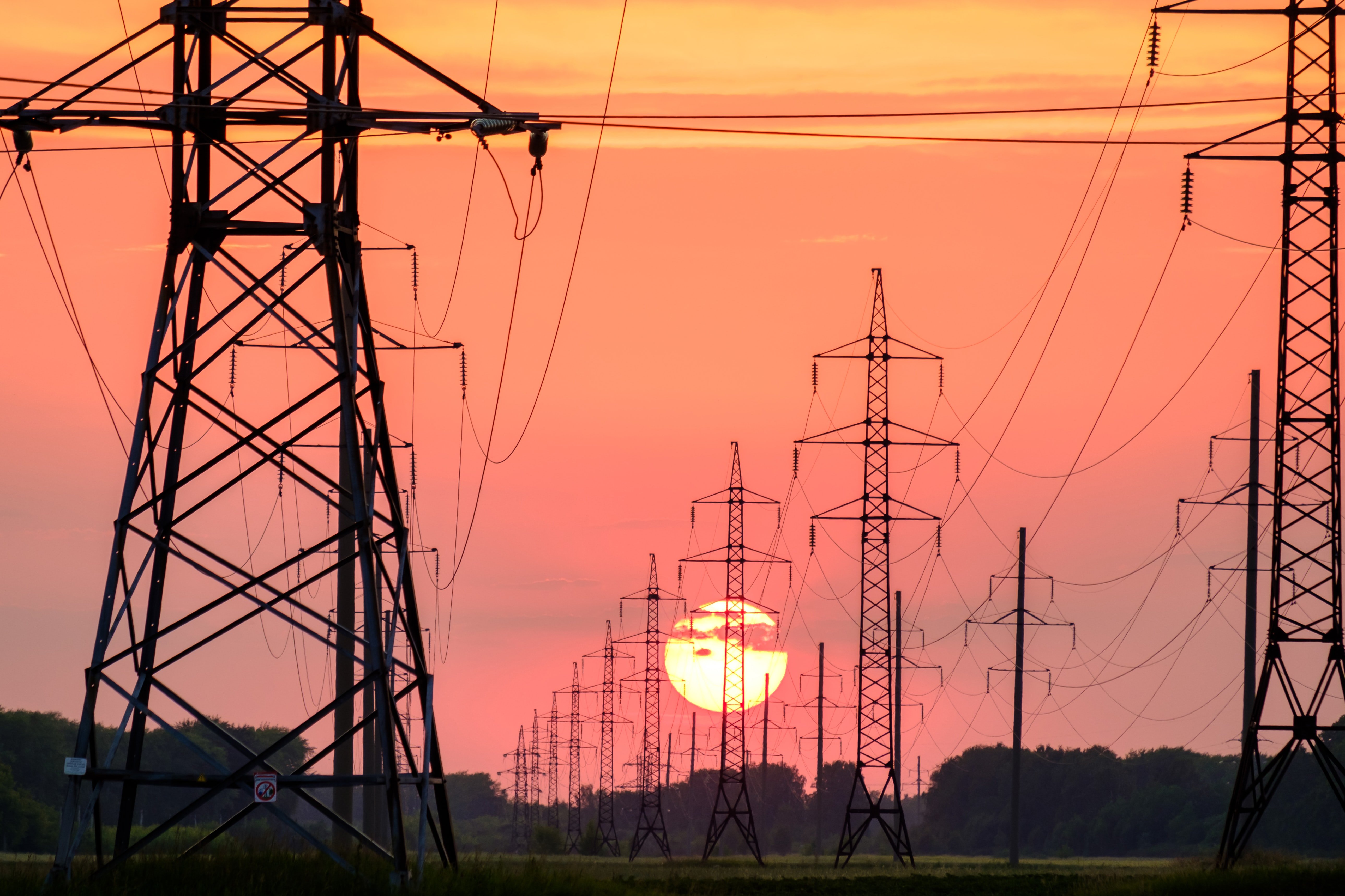 Strommaste bei Sonnenuntergang.