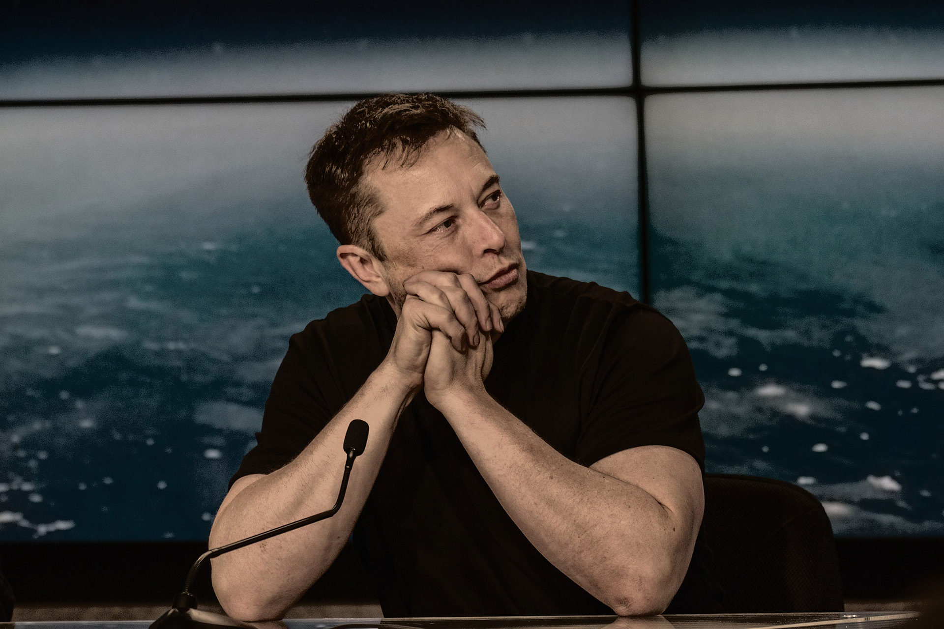 Elon Musk bei einer Pressekonferenz