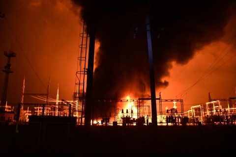 Eine Energieanlage in der Ukraine brennt nach russischem Beschuss: 240 Tonnen Öl verbrannten