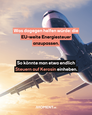 Flugzeug vor wolkigem Himmel 