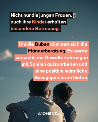 Zwei Jungen sitzen mit dem Rücken zu den Betrachter:innen. Im Text: Nicht nur die jungen Frauen, auch ihre Kinder erhalten besondere Betreuung. Um die Buben kümmert sich die Männerberatung. Es werde versucht, die Gewalterfahrungen mit Spielen aufzuarbeiten und eine positive männliche Bezugsperson zu bieten.