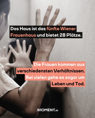 Von hinten ist ein Mann zu sehen, der die Hand gegenüber seiner Frau drohend erhebt. Sie steht in der Ecke und hält sich schützend die Hände vors Gesicht. Im Text: Das Haus ist das fünfte Wiener Frauenhaus und bietet 28 Plätze. Die Frauen kommen aus verschiedensten Verhältnissen. Bei vielen gehe es sogar um Leben und Tod.