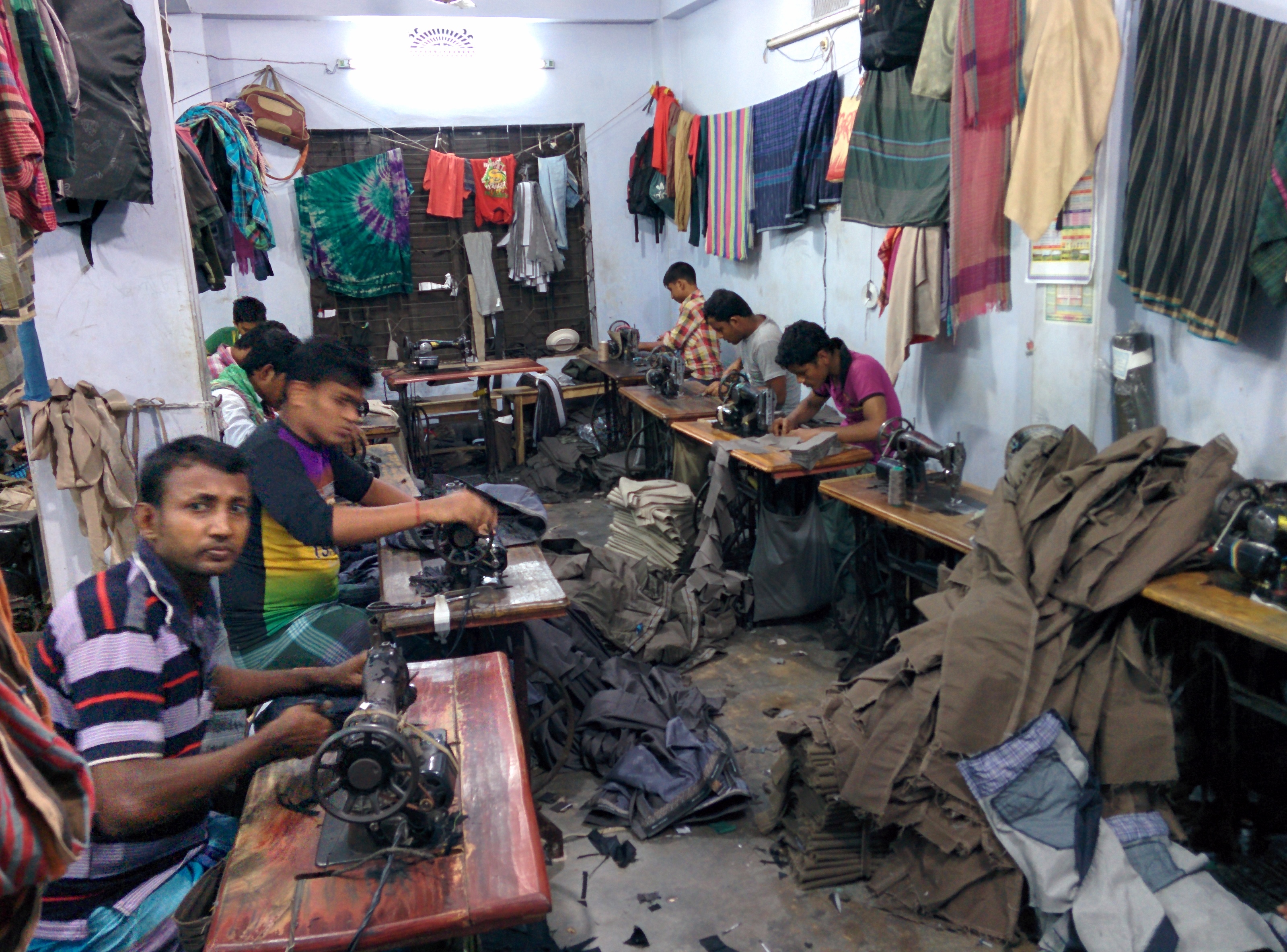 Arbeiter in Kleidungsfabrik in Dhaka: Das EU-Lieferkettengesetz soll Menschenrechte schützen.