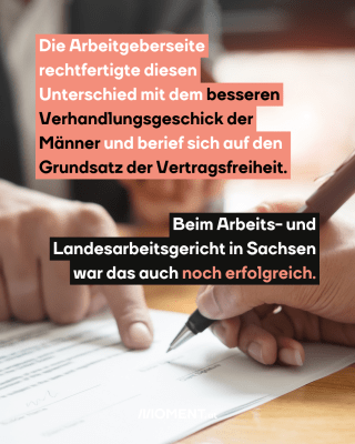 Auf einem Tisch liegt ein Vertrag. Eine Person deutet mit dem Finger auf eine Stelle. Eine andere hält einen Stift und soll augenscheinlich an dieser Stelle unterschreiben.