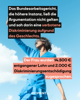 Eine Frau in himmelblauen Blazer ist zu sehen. Sie hält ihre Hand vors Gesicht, um ihre Augen vor der Sonne zu schützen. Hinter ihr ist der blaue Himmel mit einzelnen Wolken zu sehen.