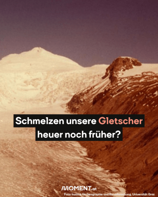 Es ist eine alte Aufnahme eines Gletschers zu sehen. Es liegt recht viel Schnee und Eis. Lediglich an der rechten Seite ragt eine Steinwand hervor.