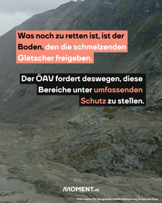 Derselbe Gletscher wie im vorhergehenden Bild ist zu sehen. Wesentlich weniger Schnee und Eis ist auf dem Bild. Nun ragen auch rechts die Felswände hervor.