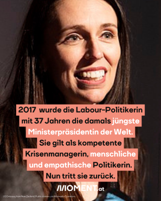 Ein Portrait von Jacinda Ardern, auf dem sie an der Kamera vorbei schaut und lächelt. Im Text: 2017 wurde die Labor-Politikerin mit 37 Jahren die damals jüngste Ministerpräsidentin der Welt. Sie gilt als kompetente Krisenmanagerin, menschliche und empathische Politikerin. Nun tritt sie zurück.