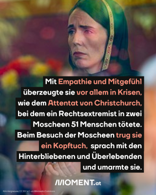 Jacinda Ardern mit Kopftuch mit gefalteten Händen und traurigem Blick. Im Text: Mit Empathei und Mitgefühl überzeugte sie vor allem in Krisen, wie dem Attentat von Christchurch, bei dem ein Rechtsextremist in zwei Moscheen 51 Menschen tötete. Beim Besuch der Moscheen trug sie ein Kopftuch, sprach mit den Hinterbliebenen und Überlebenden und umarmte sie.