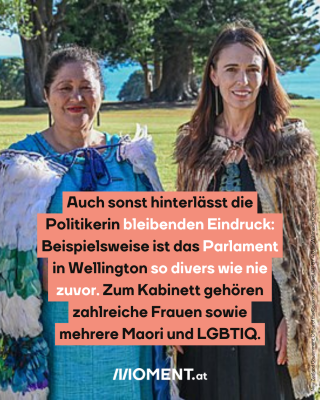 Jacinda Ardern und eine Frau in traditioneller Kleidung der Maori. Im Text: Auch sonst hinterlässt die Politikerin bleibenden Eindruck: Beispielsweise ist das Parlament in Wellington so divers wie nie zuvor. Zum Kabinett gehören zahlreiche Frauen sowie mehrere Maori und <span class=