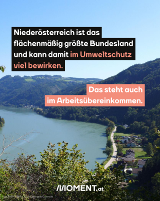 Eine Luftaufnahme von Niederösterreich: Darauf ist ein Fluss zu sehen, im Hintergrund Hügel und rechts in der unteren Ecke ein Ort mit einer Straße und ein paar Häusern. 
