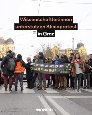 Eine Gruppe von Menschen steht auf der Straße. Zwei junge Leute tragen orange Warnwesten und halten ein Plakat, auf dem steht: Und wenn die Regierung keinen Plan hat? Sie sind offenbar Klimaaktivist:innen der Letzten Generation.