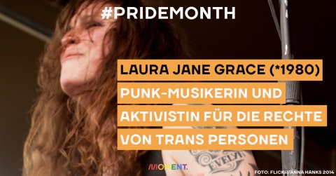 Man sieht Laura Jane Grace singend auf der Konzertbühne. Darüber das Sujet von der Aktion #PrideMonth