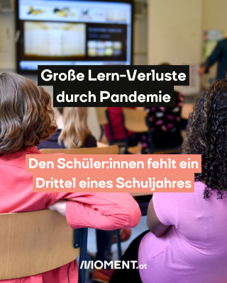 Kinder in der Schule. Text:  Große Lern-Verluste durch Pandemie. Den Schüler:innen fehlt ein Drittel eines Schuljahres 