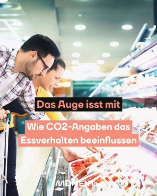 Mann steht vor Kühlregal. Text:  Das Auge isst mit.Wie CO2-Angaben das   Essverhalten beeinflussen 