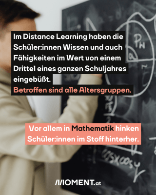 Junge an der Tafel. Text:  Im Distance Learning haben die Schüler:innen Wissen und auch Fähigkeiten im Wert von einem Drittel eines ganzen Schuljahres eingebüßt. Betroffen sind alle Altersgruppen. Vor allem in Mathematik hinken Schüler:innen im Stoff hinterher.