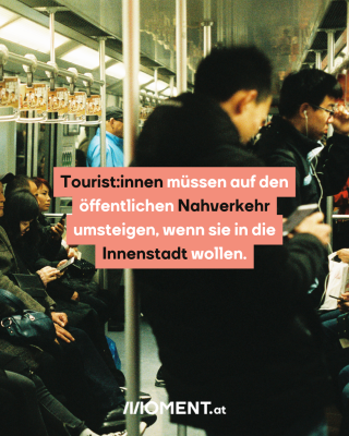 Menschen in der U-Bahn. Text: Tourist:innen müssen auf den öffentlichen Nahverkehr umsteigen, wenn sie in die Innenstadt wollen.