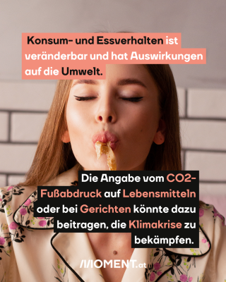 Frau isst Nudeln. Text: Konsum- und Essverhalten ist   veränderbar und hat Auswirkungen   auf die Umwelt. Die Angabe vom CO2-   Fußabdruck auf Lebensmitteln   oder bei Gerichten könnte dazu   beitragen, die Klimakrise zu   bekämpfen.  