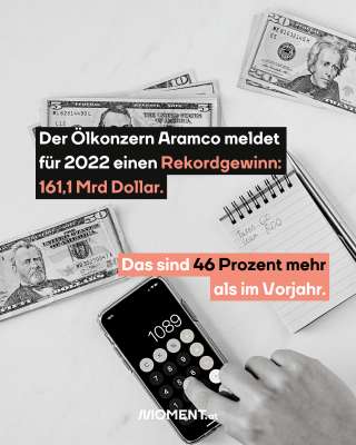 Auf einem Tisch liegen Dollar-Scheine, ein Block und ein Smartphone, das als Taschenrechner benutzt wird. Eine Hand tippt Zahlen ein.