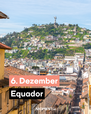 Ein Bild einer Stadt in Ecuador ist zu sehen. Häuser, die nahe beieinander liegen, im Hintergrund ein Hügel, auf dem ebenfalls Häuser stehen.