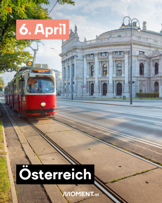 Ein Foto aus Wien mit einem klassischen, alten und historischen Gebäude. Im Vordergrund ist eine der bekannten roten Straßenbahnen zu sehen.