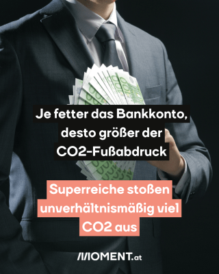 Mann mit Geldscheinen. Text: Je fetter das Bankkonto,   desto größer der   CO2-Fußabdruck.  Superreiche stoßen   unverhältnismäßig viel   CO2 aus 