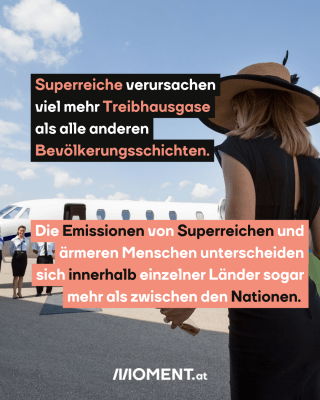 Frau steigt in ein Flugzeug ein. Text: Superreiche verursachen   viel mehr Treibhausgase   als alle anderen   Bevölkerungsschichten. Die Emissionen von Superreichen und   ärmeren Menschen unterscheiden   sich innerhalb einzelner Länder sogar   mehr als zwischen den Nationen. 