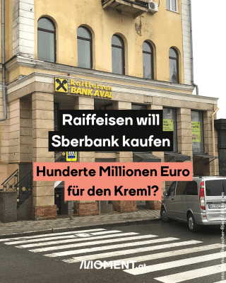 Das Gebäude einer Raiffeisenbank ist zu sehen. Im Text: Raiffeisen will Sberbank kaufen. Hunderte Millionen Euro für den Kreml?