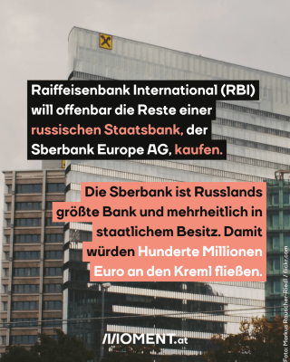 Ein gläsernes Hochhaus ragt in den Himmel. Ganz oben ist das Logo der Raiffeisen zu sehen. Im Text: Reaiffeisenbank International (RBI) will offenbar die Reste einer russischen Staatsbank, der Sberbank Europe AG, kaufen. Die Sberbank ist Russlands größte Bank und mehrheitlich in staatlichem Besitz. Damit würden Hunderte Millionen Euro an den Kreml fließen.