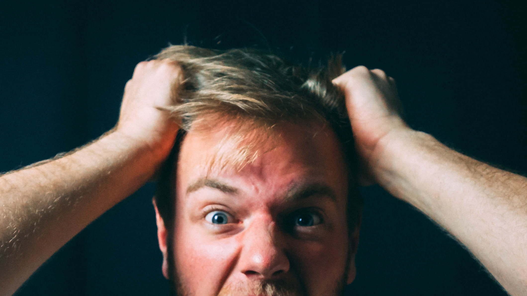 Symbolbild: Ein blonder Mann rauft sich verzweifelt die Haare: Die Diskussion, wie man der FPÖ bei Wahlen beikommen kann, dreht sich seit Jahrzehnten im Kreis