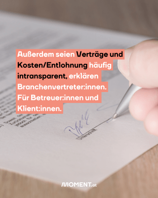 Ein Dokument wird unterschrieben. Zu sehen ist nur ein Ausschnitt des Papiers, die Hand, die gerade mit einem Kugelschreiber unterschreibt. Im Text: "Außerdem seien Verträge und Kosten/Entlohnung häufig intransparent, erklären Branchenvertreter:innen. Für Betreuer:innen und Klient:innen.