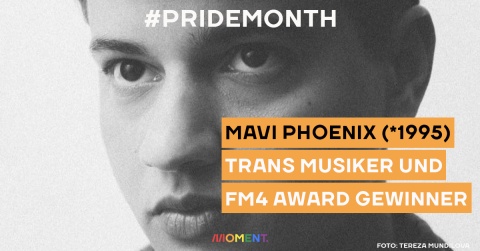 Man sieht ein schwarz-weiß Bild von Mavi Phoenix. Darüber das #PrideMonth Sujet des Moment Magazins.