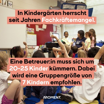 Kinder vor einer Erzieherin. Davor In Kindergärten herrscht seit Jahren fachkräftemangel.