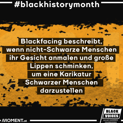 Blackfacing beschreibt, wenn nicht-Schwarze Menschen ihr Gesicht anmalen und große Lippen schminken, um eine Karikatur Schwarzer Menschen darzustellen. im Hintergrund ist das gelbe Sujet des Black-History-Months zu sehen.