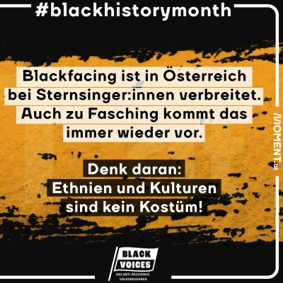 Blackfacing ist in Österreich bei Sternsinger:innern verbreitet. Auch zu Fasching kommt das immer wieder vor. Denk daran: Ethnien und Kulturen sind kein Kostüm! im Hintergrund ist das gelbe Sujet des Black-History-Months zu sehen.
