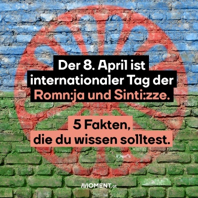 Der 8. April ist internationaler Tag der Romn:ja und Sinti:zze. 5 Fakten, die du wissen solltest. Im Hintergrund sieht man die Romani-Flagge in grün/blau.