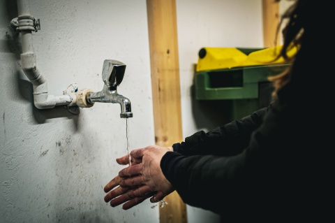 Dumpstern in Wien: Nach dem Mülldurchsuchen werden die Hände gewaschen