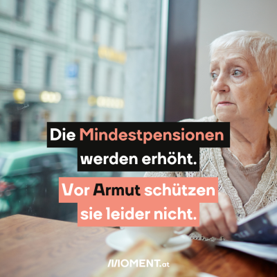 Eine ältere Frau mit grauen Haaren sitzt an einem Tisch und hat eine Zeitung in der Hand. Sie schaut besorgt aus dem Fenster. 