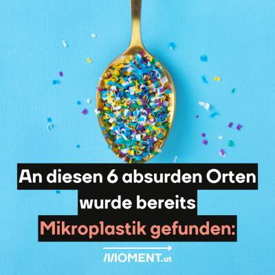 Ein goldener Löffel ist mit bunten Plastikteilchen angefüllt. Er liegt auf einer blauen Oberfläche. “An diesen 6 absurden Orten wurde bereits Mikroplastik gefunden.”