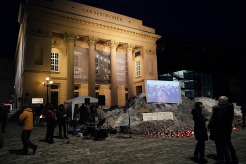 Solidaritätscamp „Noch ein Wochenende für Moria“ vor dem Tiroler Landestheater.