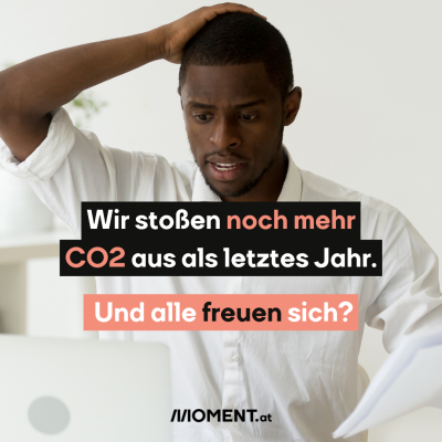 Ein Mann in weißem Hemd blickt ungläubig in einen Laptop. Er greift sich mit einer Hand an den Kopf. "Wir stoßen noch mehr CO2 aus als letztes Jahr. Und alle freuen sich?"