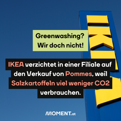 Das Logo einer IKEA-Filiale vor blauem Himmel. “Greenwashing? Wir doch nicht! IKEA verzichtet in einer Filiale auf den Verkauf von Pommes, weil Salzkartoffeln viel weniger CO2 verbrauchen.”
